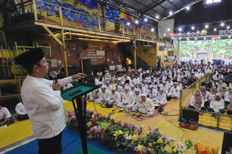 Adies Kadir saat menemui ratusan anggota Forum Komunikasi Karya Surabaya (FKKS) di kawasan Sidotopo, Surabaya, Minggu (23/3/2025) | Foto: Tim Media Adies Kadir