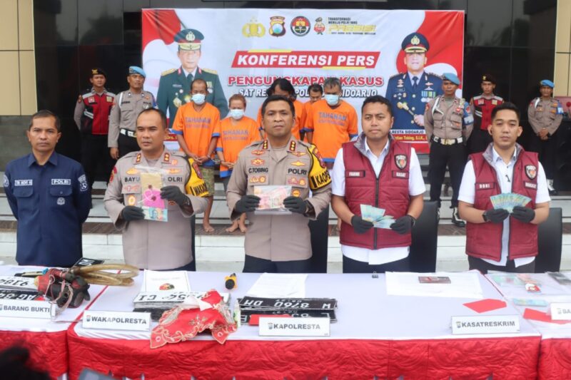 Konferensi pers ungkap kasus peredaran uang palsu yang digelar di Mapolresta Sidoarjo, Senin (24/3/2025) | Sumber Foto: Hum/Resta