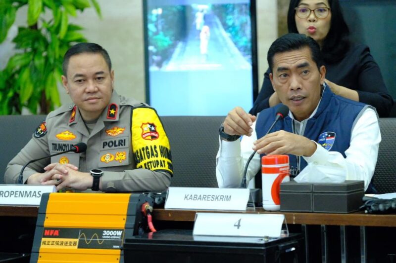 Kepala Bareskrim Polri, Komjen Pol Wahyu Widada (kanan), dalam konferensi pers di Lobby Bareskrim pada Senin, (24/3/2025) | Sumber Foto: Hum Polri