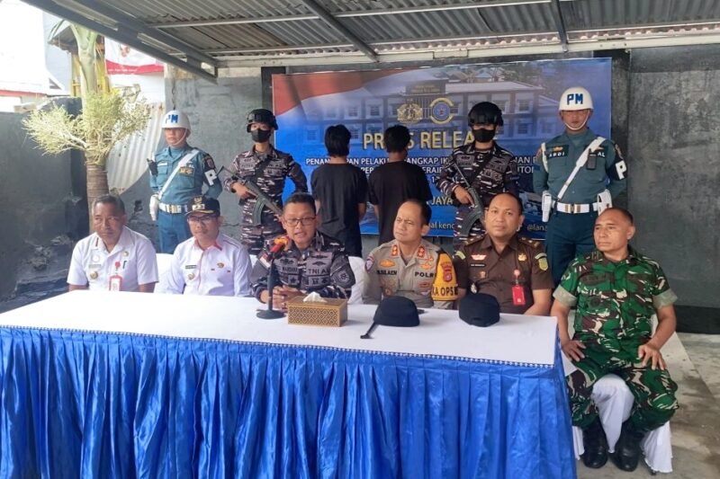 Konferensi pers ungkap kasus ilegal fishing yang digelar di Posal Baubau, pada Rabu, 26 Maret 2025 | Sumber Foto: Dispen Koarmada II