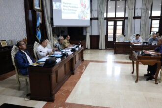 Kadispendik Surabaya, Yusuf Masruh, saat menyampaikan paparan visi-misi inovasi pembangunan di ruang sidang Wali Kota Surabaya, Sabtu (8/3/2025).