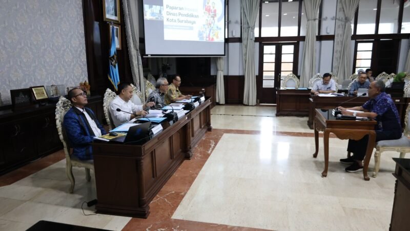 Kadispendik Surabaya, Yusuf Masruh, saat menyampaikan paparan visi-misi inovasi pembangunan di ruang sidang Wali Kota Surabaya, Sabtu (8/3/2025).
