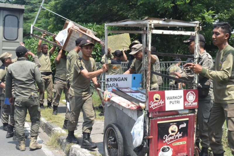 Penertiban PKL di Kaki Jembatan Suramadu sisi Surabaya (dok. Satpol PP Surabaya)