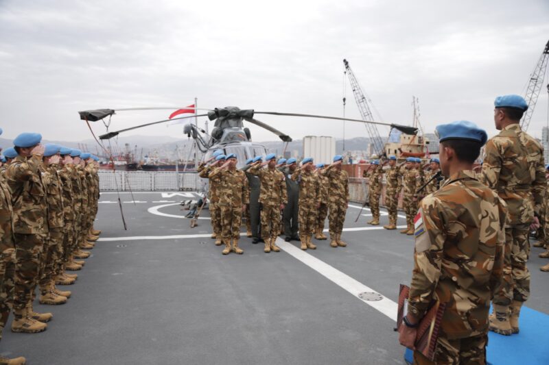 Upacara kenaikan pangkat prajurit Satgas di Geladak Heli KRI SIM-367, saat kapal tengah bersandar di Dermaga Beirut, Lebanon, Selasa (01/04/2025) | Sumber Foto: Dispen Koarmada II