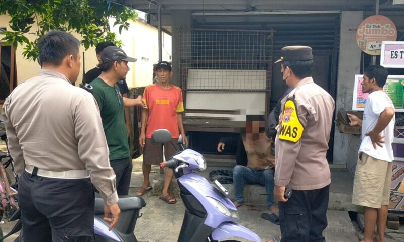 Terduga pelaku maling sepeda gunung saat diamankan sebelum dibawa Polsek Tenggilis Mejoyo, Polrestabes Surabaya, Rabu (2/4/2025) | Foto: Dna/Bicara Indonesia