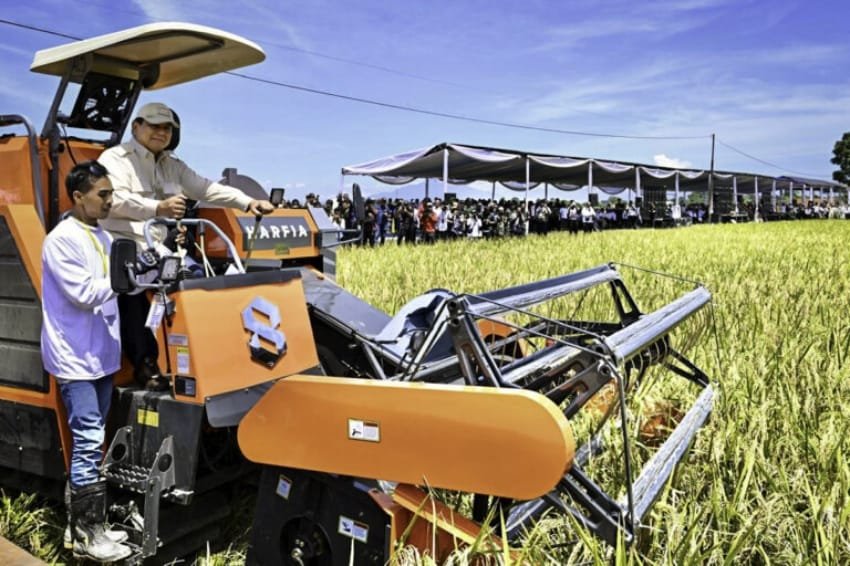 Presiden Prabowo melakukan Panen Raya Nasional yang dipusatkan di Desa Randegan Wetan, Kecamatan Jati 7, Kabupaten Majalengka, Jawa Barat, Senin, 7 April 2025 | Sumber Foto: Biro Pers Setpres