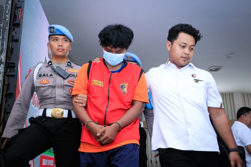 Tersangka kasus pembunuhan saat dihadirkan dalam konferensi pers di Mapolrestabes Surabaya, Rabu (9/4/2025) | Foto: Ariandi K/BI