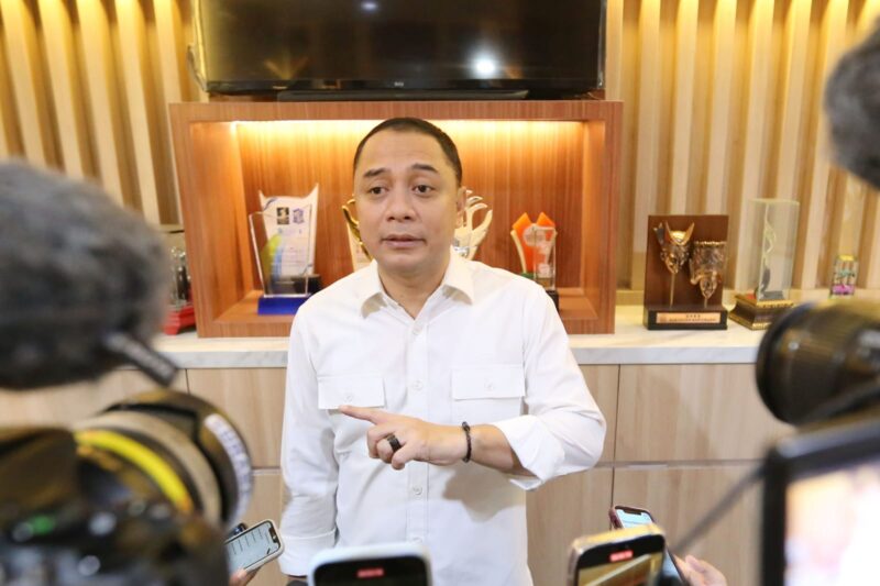 Wali Kota Surabaya, Eri Cahyadi saat memberikan keterangan pers kepada awak media di Surabaya, Senin (14/4/2025) | Sumber Foto: Pemkot Surabaya