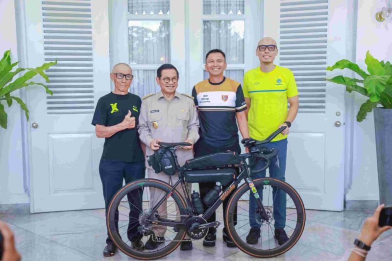 Gubernur DKI Jakarta, Pramono Anung saat menerima kedatangan Founder dan CEO (DBL), Azrul Ananda, di Balai Kota Jakarta, Senin (14/4/2025) | Sumber Foto: Kominfo DKI Jakarta