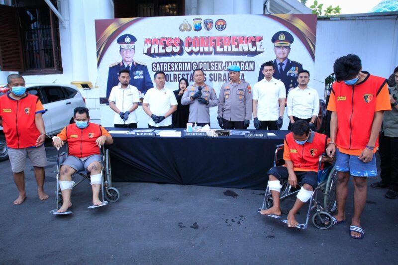 Konferensi pers ungkap kasus perampokan sopir online yang digelar di Mapolrestabes Surabaya, Rabu (16/4/2025) | Foto: Ariandi K/BI