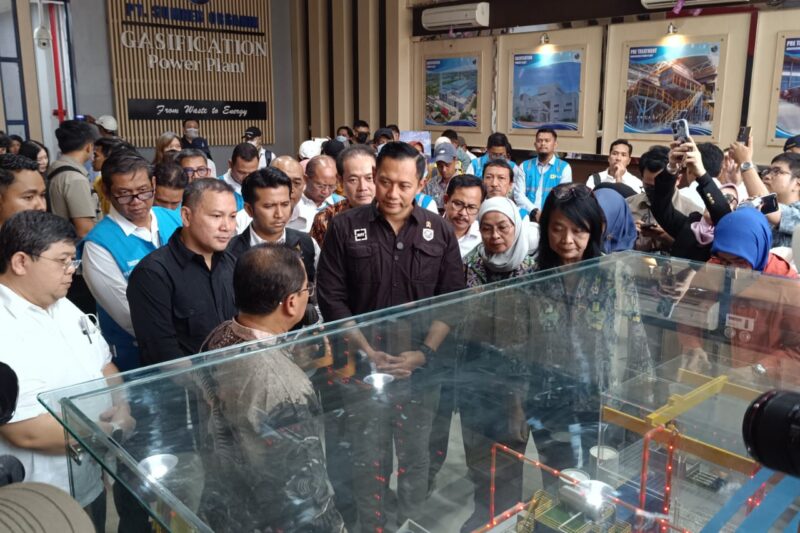 Menko Infra Agus Harimurti Yudhoyono (AHY), saat mendengarkan paparan dari PT Sumber Organik, terkait proses pengelolaan sampah di PSEL Benowo Surabaya, Rabu (16/4/2025) | Foto: Dna/Bicara Indonesia