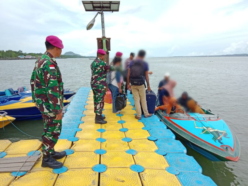 Penggagalan keberangkatan CPMI Non Prosedural berlangsung di Dermaga Tradisional Bambangan, Pulau Sebatik, Sabtu (19/4/2025) | Sumber Foto: Dispen Koarmada II
