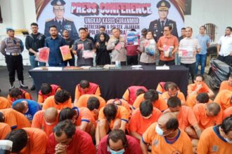 Konferensi pers ungkap kasus pencurian kendaraan bermotor periode 26 Februari - 22 April 2025, yang digelar di halaman Polrestabes Surabaya, Selasa (22/4/2025) | Foto: Ariandi K/BI