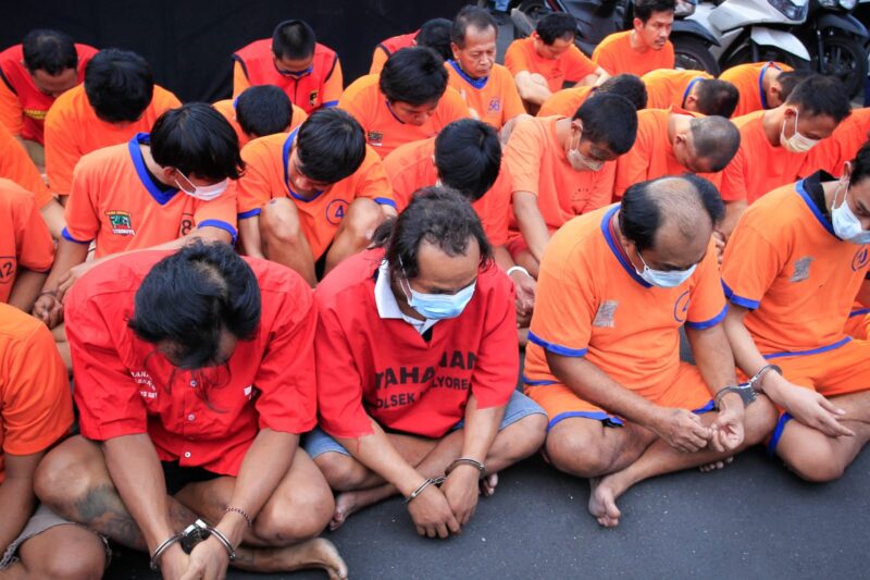 Puluhan tersangka kasus pencurian kendaraan bermotor saat digelandang dalam konferensi pers di halaman Polrestabes Surabaya, Selasa (22/4/2025) | Foto: Ariandi K/BI