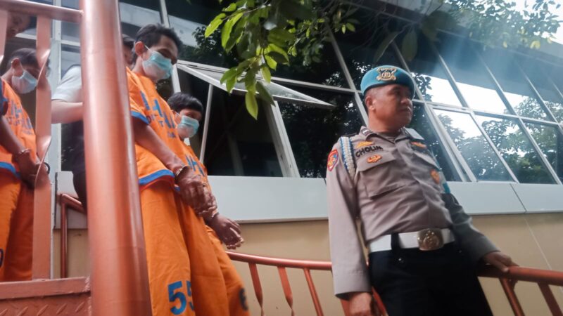 Ketiga tersangka modus penipuan Deepfake saat dihadirkan dalam konferensi pers di Mapolda Jatim, Senin (28/4/2025) | Foto: Ariandi K/BI