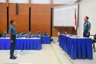 Pangkoarmada II Laksda TNI I. G. P. Alit Jaya, saat memberikan pengarahan kepada para prajurit calon pengawak KRI Brawijaya-320 di Auditorium Puslatkaprang Kolat Koarmada II, Senin (28/4/2025) | Sumber Foto: Dispen Koarmada II