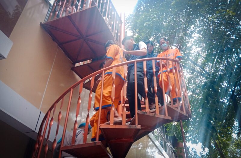 Tiga tersangka kasus penipuan siber berbasis teknologi deepfake saat digelandang dalam konferensi pers di Mapolda Jatim, Senin (28/4/2025) | Foto: Ariandi K/BI