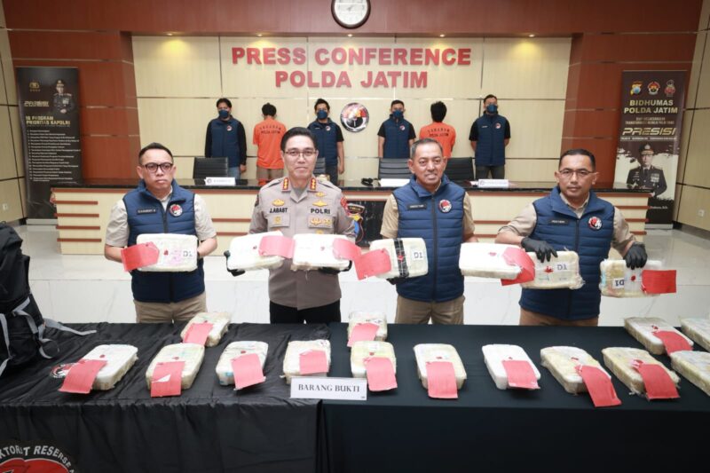 Polisi menunjukkan barang bukti narkoba bersama para tersangka dalam konferensi pers di Mapolda Jatim, Selasa (29/4/2025) | Foto: Ariandi K/BI