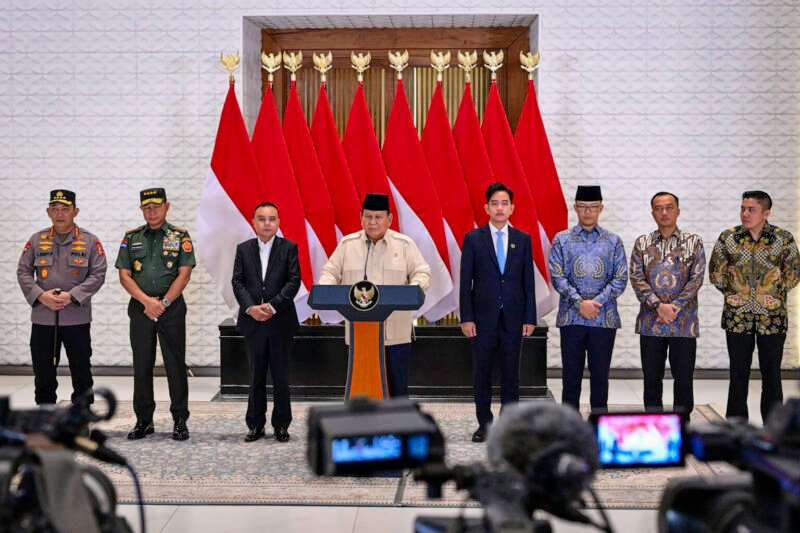 Presiden Prabowo Subianto menyampaikan keterangan pers di Pangkalan TNI AU Halim Perdanakusuma, Jakarta, Rabu, 9 April 2025 | Sumber Foto: Biro Pers Setpres