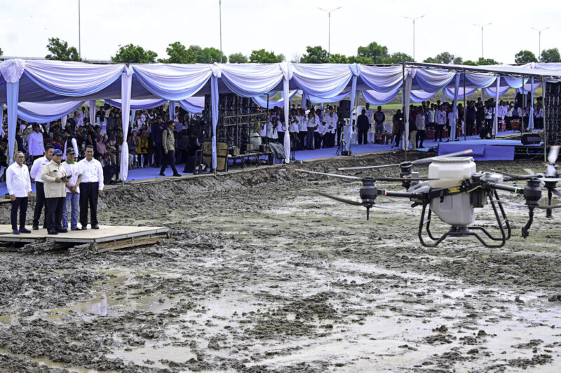 Presiden Prabowo mencoba tebar benih dengan teknologi drone pertanian di Ogan Ilir, Sumatera Selatan, pada Rabu, 23 April 2025 | Sumber Foto: Biro Pers Setpres