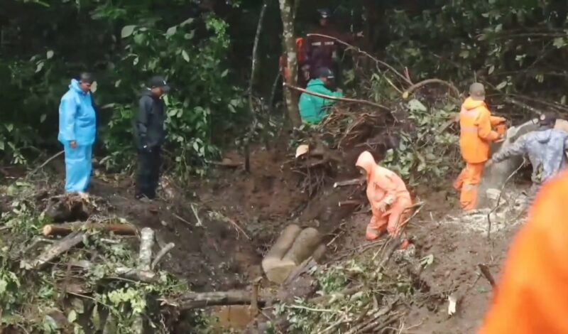 Proses evakuasi longsor di Jalur wisata Cangar Pacet-Batu | Sumber Foto: Ig/Polres Mojokerto
