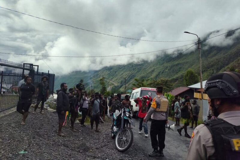 Personel kepolisian berupaya membubarkan massa yang terlibat bentrok | Sumber Foto: Istimewa