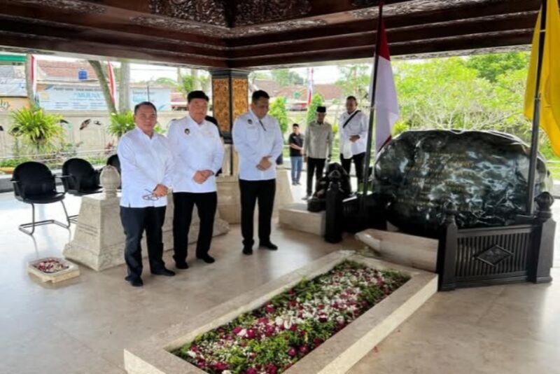 Menko Polkam Budi Gunawan, bersama jajarannya saat menyempatkan ziarah ke makam Proklamator RI, Ir. Soekarno (Bung Karno), di Blitar, Jawa Timur, Jumat (4/4/2025) | Foto: dok. Hum Kemenko Polkam