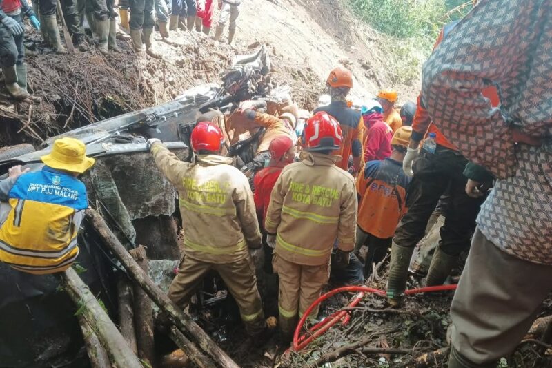 dok. Proses evakuasi korban longsor Cangar-Pacet, Kabupaten Mojokerto | Sumber Foto. BPBD Batu Kota