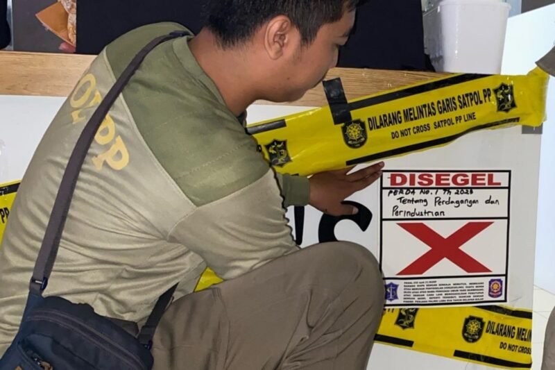 Personel Satpol PP melakukan penyegelan stan es krim di salah satu mal pusat perbelanjaan di wilayah Surabaya Barat | Sumber Foto: dok. Satpol PP Surabaya