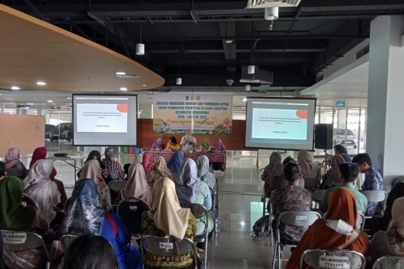 Pembinaan Usaha Peningkatan Pendapatan Keluarga Akseptor (UPPKA) di Terminal Intermoda Joyoboyo (TIJ) Surabaya, Sabtu, 12 April 2025 | Sumber Foto: Pemkot Surabaya