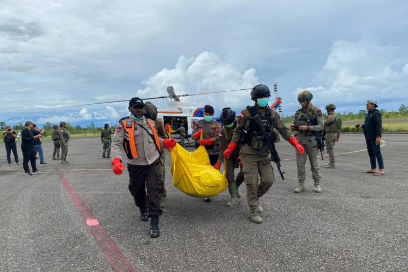 Petugas gabungan melakukan evakuasi korban pendulang emas yang diduga dibantai oleh kelompok kriminal bersenjata (KKB) Papua | Foto: dok. Hum Satgas ODC 2025