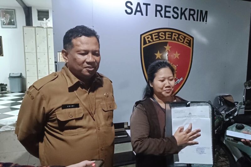Kepala Disperinaker Surabaya, Achmad Zaini (kiri), saat mendampingi Nila Handiarti usai melapor ke Polres Pelabuhan Tanjung Perak, Senin (14/4/2025) petang | Foto: Dna/Bicara Indonesia