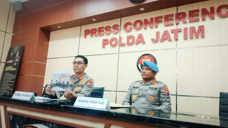 Dari kiri: Kabid Humas Polda Jatim, Kombes Pol Jules Abraham Abast, didampingi Kabid Propam Kombes Pol Iman Setiawan, dalam konferensi pers di Bid Humas Polda Jatim, Kamis (24/4/2025) | Foto: Ariandi K/BI