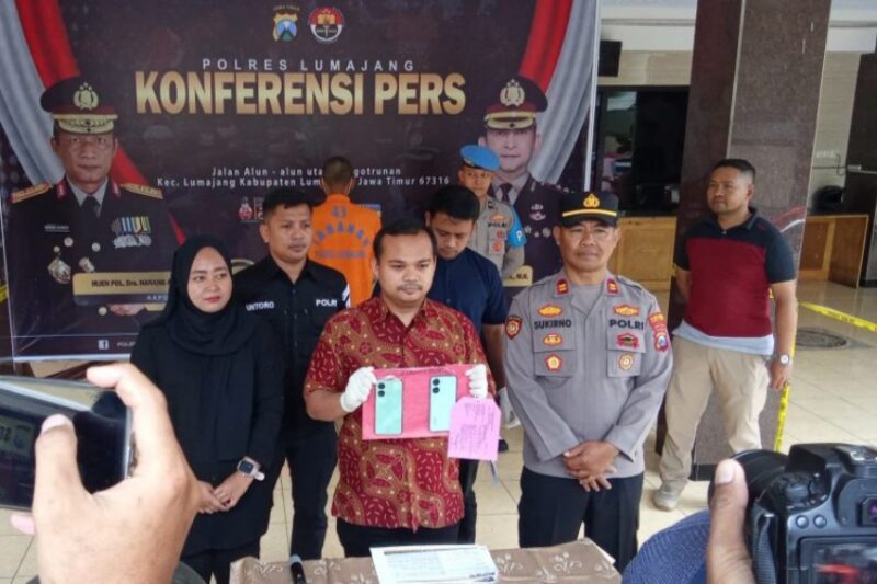 Konferensi pers ungkap kasus dugaan tindak pidana pornografi yang digelar di Lobby Polres Lumajang, Jumat (18/4/2025) (dok. Polres Lumajang)