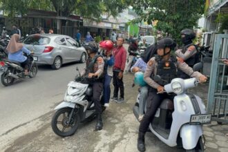 Petugas kepolisian saat mengamankan dua wanita terduga pelaku penipuan | sumber Foto: dok. Hum Polresta Surakarta