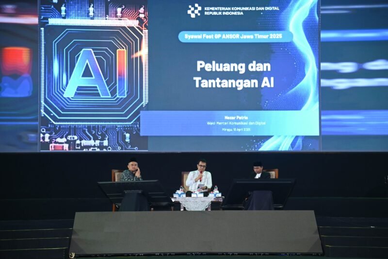 Wamen Komdigi Nezar Patria (tengah) dalam acara Syawal Fest PW GP Ansor Jawa Timur di Jatim International Expo, Surabaya, Minggu (13/04/2025) | Sumber Foto: Komdigi