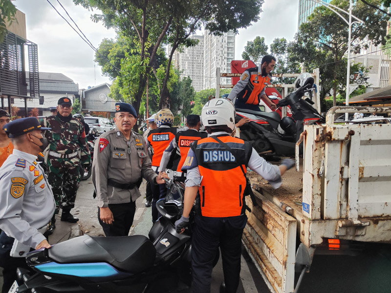 Personel gabungan dari Suku Dinas Perhubungan (Sudinhub) Jakarta Selatan, TNI dan Polri menggelar Operasi Lintas Jaya di Jalan Senopati, Senayan, Kebayoran Baru, Jumat (14/3/2025) (dok. BeritaJakarta)