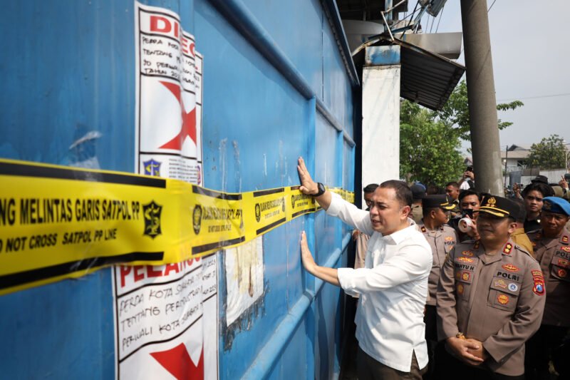 Proses penyegelan gudang milik perusahaan di Komplek Pergudangan Margomulyo Surabaya, Selasa (22/4/2025).