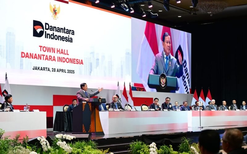 Presiden Prabowo Subianto memberikan arahan kepada 1.500 pimpinan BUMN dalam acara Town Hall Danantara Indonesia 2025, di Jakarta Convention Center (JCC) Senin, (28/4/2025) | Sumber Foto: Biro Pers Setpres