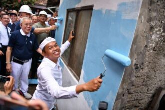Gubernur Jawa Barat, Dedi Mulyadi (KDM), meluncurkan program kolaboratif renovasi rutilahu yang diberi nama "Bebenah Kampung" | Sumber Foto: Hum Jabar