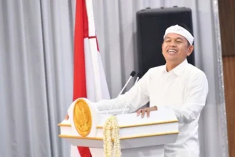 Gubernur Jawa Barat, Dedi Mulyadi, dalam acara penandatanganan MoU di Lapangan Tenis Bale Pakuan, Gedung Negara Pakuan, Kota Bandung, Jumat (16/5/2025) | Sumber Foto: Pemprov Jabar