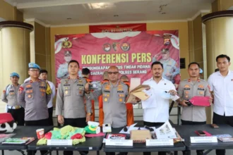 Kapolres Serang AKBP Condro Sasongko (tengah) saat menyampaikan keterangan kepada awak media pada Kamis (8/5/2025) | Foto: Hum/Res