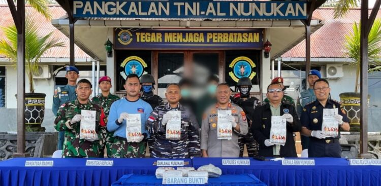 Konferensi pers ungkap kasus penyelundupan narkoba yang digelar di Markas Komando (Mako) Lanal Nunukan pada Minggu (11/5/2025) | Sumber Foto: Dispen Koarmada II