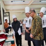 Kepala Dindik Jatim, Aries Agung Paewai, saat meninjau pelaksanaan uji sertifikasi di empat bidang kompetensi keahlian pada Sabtu (10/5/2025) | Sumber Foto: Dindik Jatim