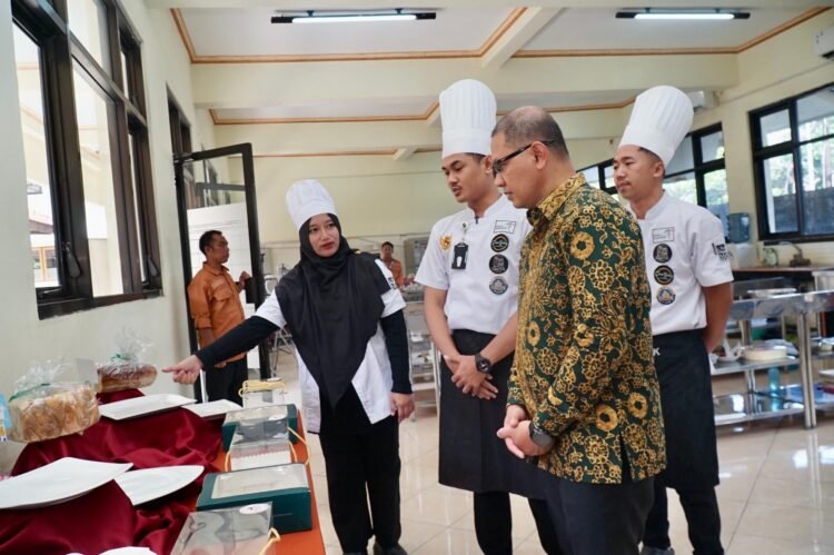 Kepala Dindik Jatim, Aries Agung Paewai, saat meninjau pelaksanaan uji sertifikasi di empat bidang kompetensi keahlian pada Sabtu (10/5/2025) | Sumber Foto: Dindik Jatim