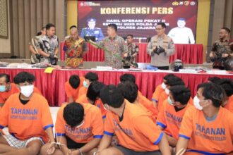 Konferensi pers hasil Operasi Pekat II Semeru 2025 di Polda Jawa Timur, Jumat (16/5/2025) | Foto: Ariandi K/BI