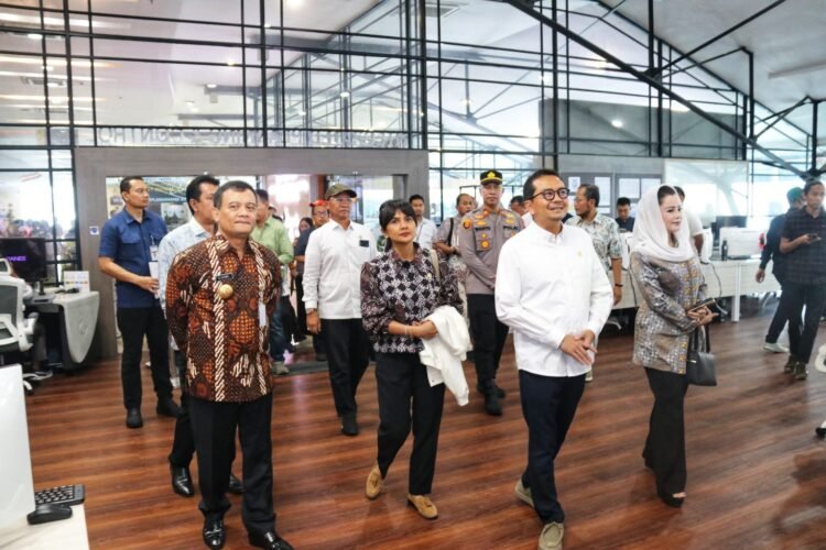 Gubernur Jawa Tengah Ahmad Luthfi, saat mendampingi kunjungan anggota Komisi V DPR RI di lokasi pelabuhan pada Jumat (23/5/2025) | Sumber Foto: Hum Jateng