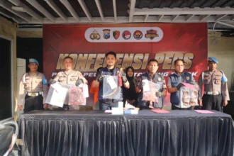 Konferensi pers ungkap kasus pembunuhan di Mapolres Tanjung Perak Surabaya, Kamis (22/5/2025) | Foto: Ariandi K/BI
