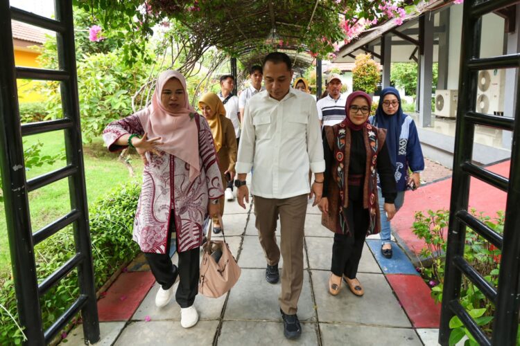 Dari kiri: Ketua KPAI, Ai Maryati Solihah, bersama Wali Kota Eri Cahyadi, saat melakukan kunjungan di Rumah Ilmu Arek Suroboyo (RIAS), Jalan Kalijudan Indah XV Nomor 2-4 Surabaya, Selasa (27/5/2025) | Sumber Foto: Pemkot Surabaya