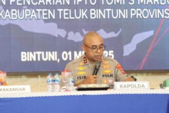 Kapolda Papua Barat Irjen Pol Johnny Eddizon Isir, dalam konferensi pers yang digelar pada Kamis (1/5/2025) | Sumber Foto: dok. Polri